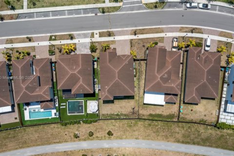 Casa en venta en Miami, Florida, 5 dormitorios, 312.43 m2 № 1965737 - foto 25