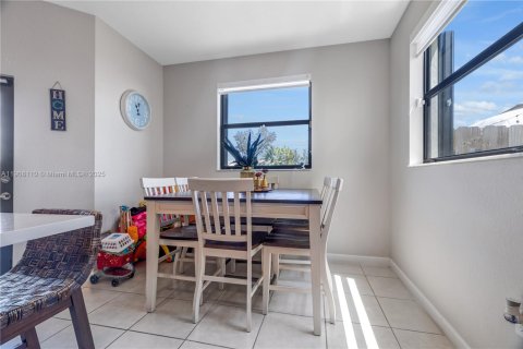 Casa en venta en Miami, Florida, 5 dormitorios, 312.43 m2 № 1965737 - foto 9