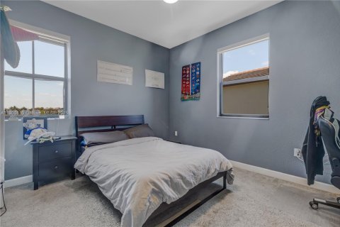 Casa en venta en Miami, Florida, 5 dormitorios, 312.43 m2 № 1965737 - foto 18