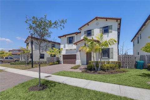 Casa en venta en Miami, Florida, 5 dormitorios, 312.43 m2 № 1965737 - foto 1