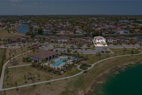 Casa en venta en Miami, Florida, 5 dormitorios, 312.43 m2 № 1965737 - foto 27