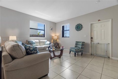 Casa en venta en Miami, Florida, 5 dormitorios, 312.43 m2 № 1965737 - foto 3