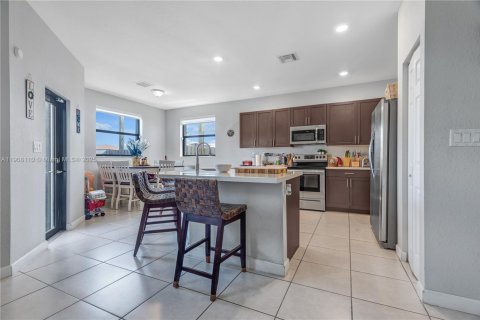 Casa en venta en Miami, Florida, 5 dormitorios, 312.43 m2 № 1965737 - foto 7