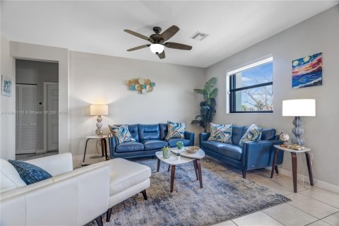 Casa en venta en Miami, Florida, 5 dormitorios, 312.43 m2 № 1965737 - foto 6