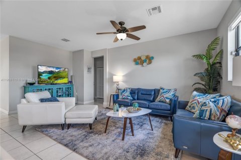 Casa en venta en Miami, Florida, 5 dormitorios, 312.43 m2 № 1965737 - foto 4