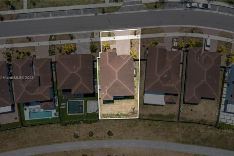 Casa en venta en Miami, Florida, 5 dormitorios, 312.43 m2 № 1965737 - foto 24