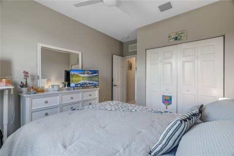 Casa en venta en Miami, Florida, 5 dormitorios, 312.43 m2 № 1965737 - foto 11