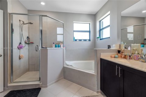 Casa en venta en Miami, Florida, 5 dormitorios, 312.43 m2 № 1965737 - foto 16