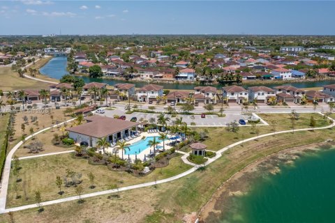 Casa en venta en Miami, Florida, 5 dormitorios, 312.43 m2 № 1965737 - foto 28