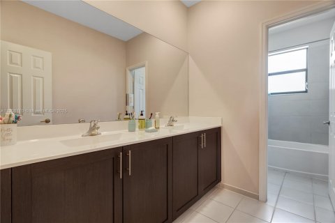 Casa en venta en Miami, Florida, 5 dormitorios, 312.43 m2 № 1965737 - foto 19