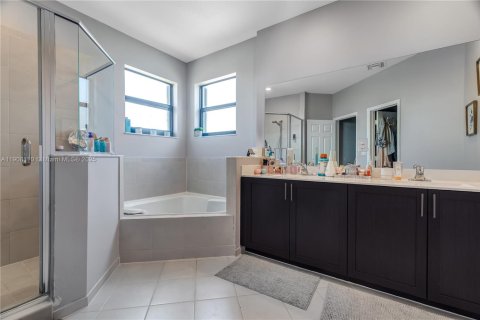 Casa en venta en Miami, Florida, 5 dormitorios, 312.43 m2 № 1965737 - foto 17