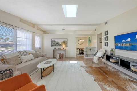 House in Sarasota, Florida 3 bedrooms, 131.92 sq.m. № 2277677 - photo 3