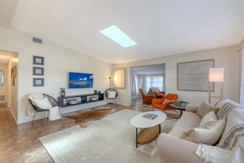 House in Sarasota, Florida 3 bedrooms, 131.92 sq.m. № 2277677 - photo 8