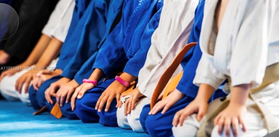 Propiedad comercial en Miami Lakes, Florida № 1991710