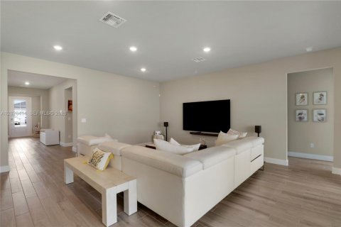 House in Port St. Lucie, Florida 4 bedrooms, 231.51 sq.m. № 2083619 - photo 22