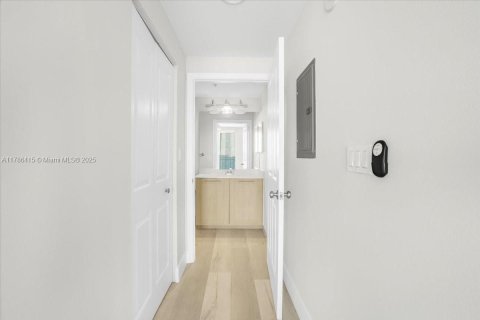 Condo in Fort Lauderdale, Florida, 2 bedrooms  № 1697465 - photo 4