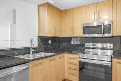 Condo in Fort Lauderdale, Florida, 2 bedrooms  № 1697465 - photo 2