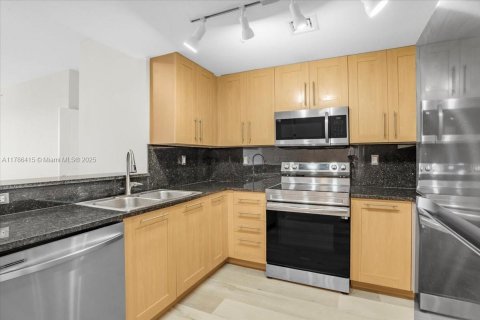 Condo in Fort Lauderdale, Florida, 2 bedrooms  № 1697465 - photo 1