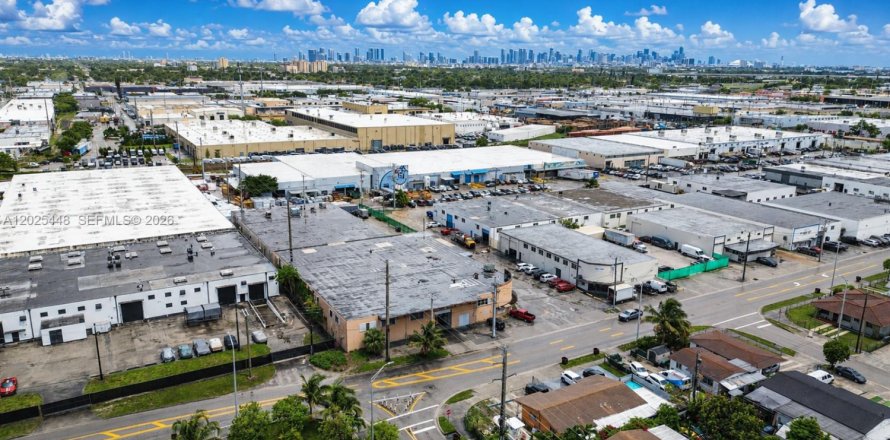 Immobilier commercial à Hialeah, Floride № 2086201