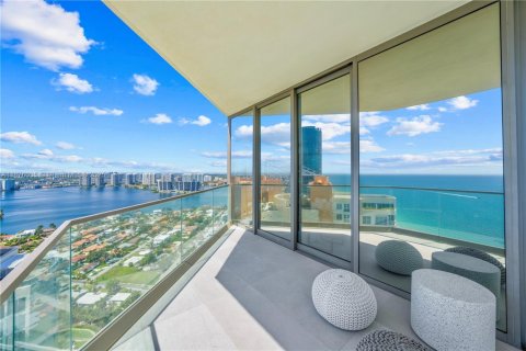 Condo in Sunny Isles Beach, Florida, 2 bedrooms № 1926829 - photo 11