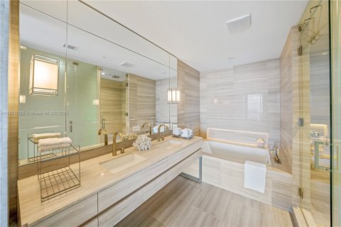 Condo in Sunny Isles Beach, Florida, 2 bedrooms № 1926829 - photo 19