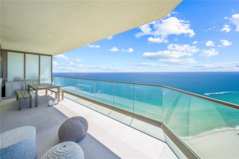 Condo in Sunny Isles Beach, Florida, 2 bedrooms № 1926829 - photo 9