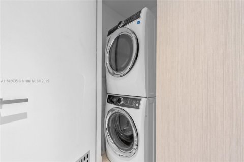 Condo in Sunny Isles Beach, Florida, 2 bedrooms № 1926829 - photo 27