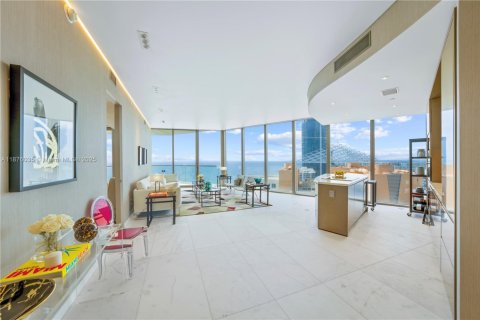 Condo in Sunny Isles Beach, Florida, 2 bedrooms № 1926829 - photo 1