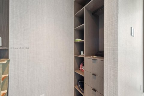 Condo in Sunny Isles Beach, Florida, 2 bedrooms № 1926829 - photo 24