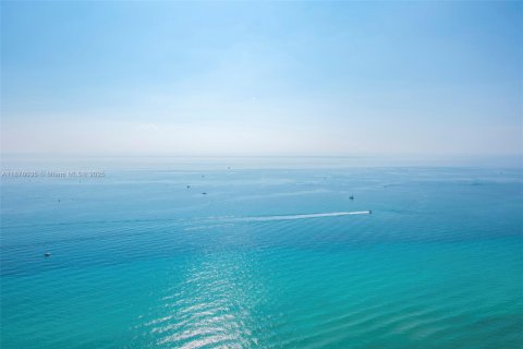 Condo in Sunny Isles Beach, Florida, 2 bedrooms № 1926829 - photo 18