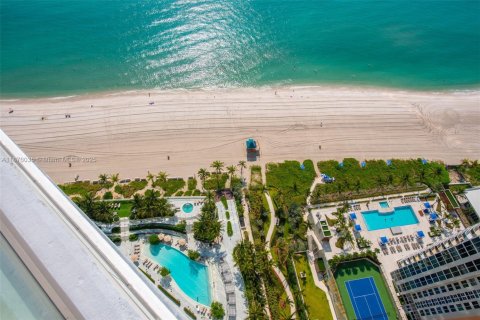 Condo in Sunny Isles Beach, Florida, 2 bedrooms № 1926829 - photo 30