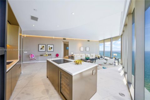 Condo in Sunny Isles Beach, Florida, 2 bedrooms № 1926829 - photo 5