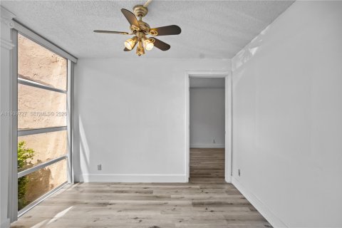 Condo in Hallandale Beach, Florida, 2 bedrooms  № 1997045 - photo 30