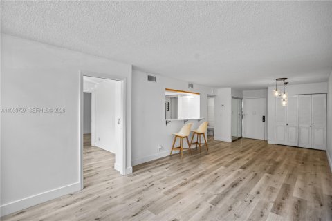 Condo in Hallandale Beach, Florida, 2 bedrooms  № 1997045 - photo 5