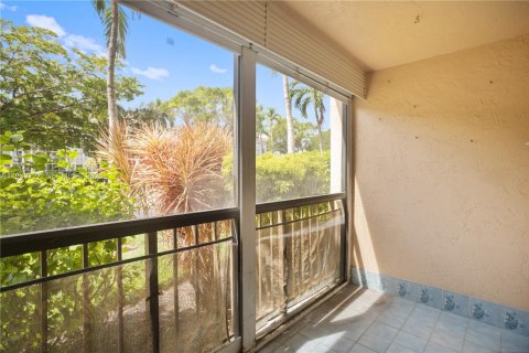 Condo in Hallandale Beach, Florida, 2 bedrooms  № 1997045 - photo 27