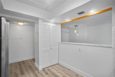 Condo in Hallandale Beach, Florida, 2 bedrooms  № 1997045 - photo 16