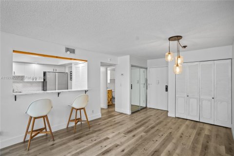 Condo in Hallandale Beach, Florida, 2 bedrooms  № 1997045 - photo 7