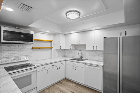 Condo in Hallandale Beach, Florida, 2 bedrooms  № 1997045 - photo 14