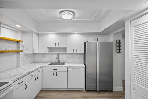 Condo in Hallandale Beach, Florida, 2 bedrooms  № 1997045 - photo 8