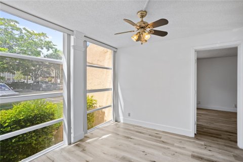 Condo in Hallandale Beach, Florida, 2 bedrooms  № 1997045 - photo 29