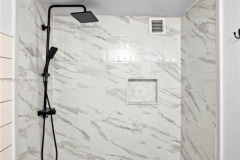 Condo in Hallandale Beach, Florida, 2 bedrooms  № 1997045 - photo 25