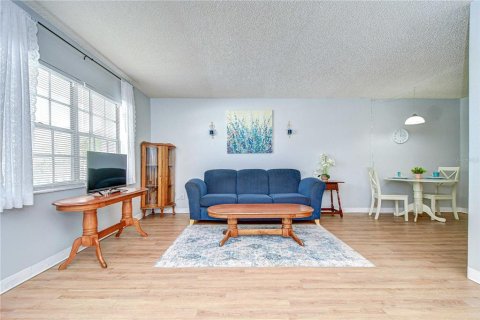 Condo in Zephyrhills, Florida, 1 bedroom  № 1767588 - photo 3