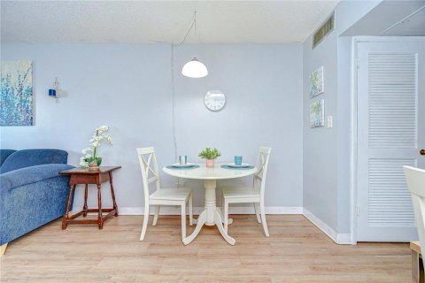 Condo in Zephyrhills, Florida, 1 bedroom  № 1767588 - photo 9