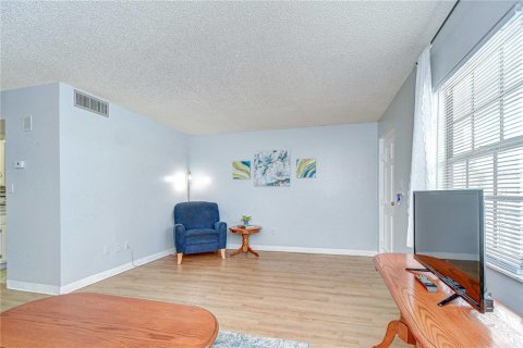 Condo in Zephyrhills, Florida, 1 bedroom  № 1767588 - photo 7
