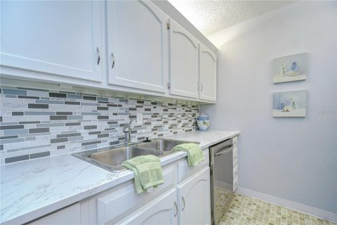 Condo in Zephyrhills, Florida, 1 bedroom  № 1767588 - photo 13