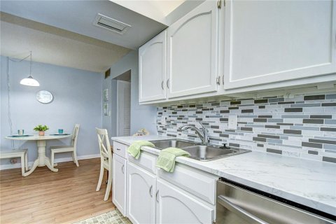 Condo in Zephyrhills, Florida, 1 bedroom  № 1767588 - photo 11