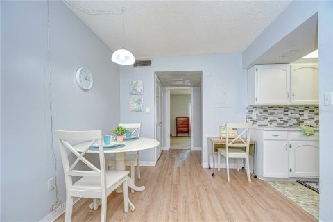 Condo in Zephyrhills, Florida, 1 bedroom  № 1767588 - photo 8