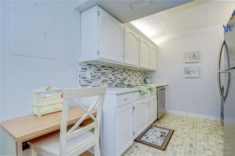 Condo in Zephyrhills, Florida, 1 bedroom  № 1767588 - photo 12