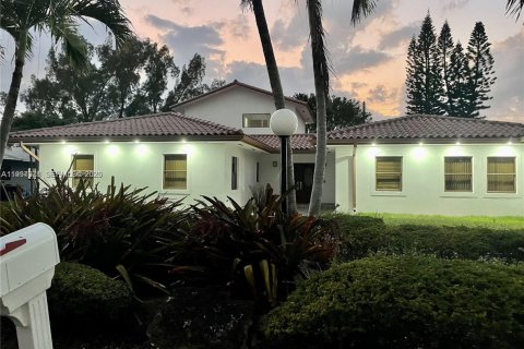 House in Hialeah, Florida 3 bedrooms, 495.73 sq.m. № 2063435