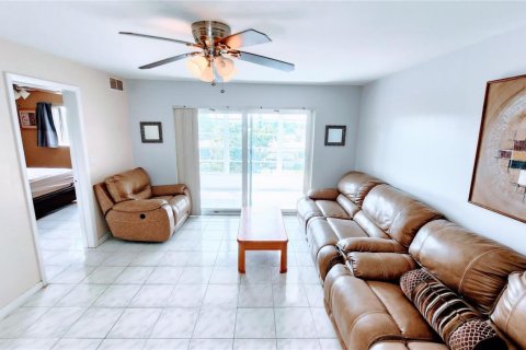 Condo in Sunrise, Florida, 2 bedrooms  № 2250370 - photo 2